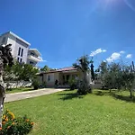 Nikol * Tirana